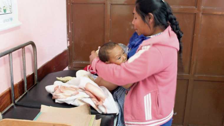 Uno de  los  menores con desnutrición que reciben tratamiento en el Hospital Nacional de Jalapa permanece junto a su madre.