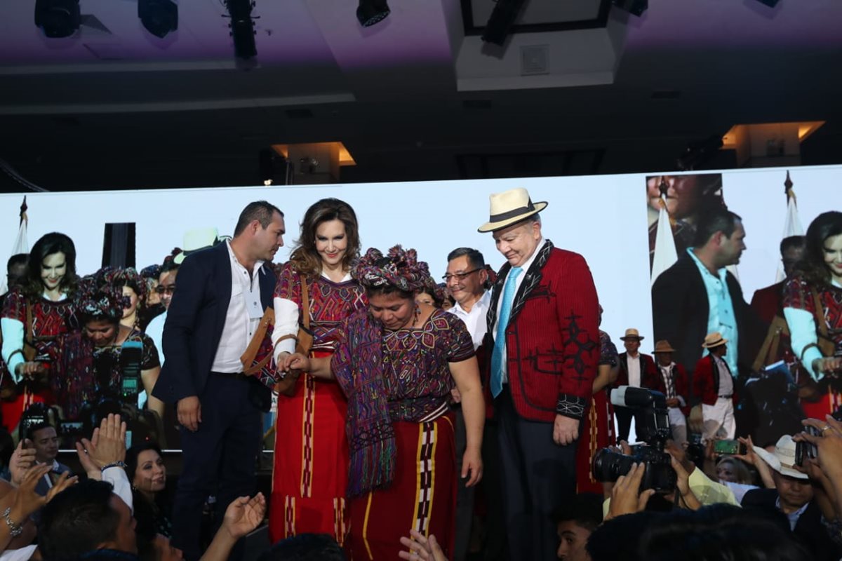 El binomio presidencial de Valor usó un traje típico de Santa María Nebaj, Quiché durante el acto de proclamación. (Foto Prensa Libre: Erick Ávila)
