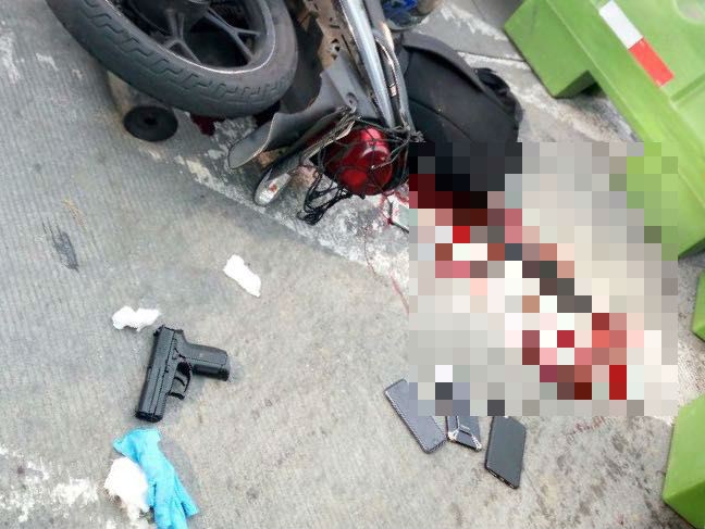 Pistola de juguete y teléfonos móviles que quedaron en el lugar donde fue baleado un supuesto ladrón en la zona 9. (Foto Prensa Libre: Amílcar Montejo)