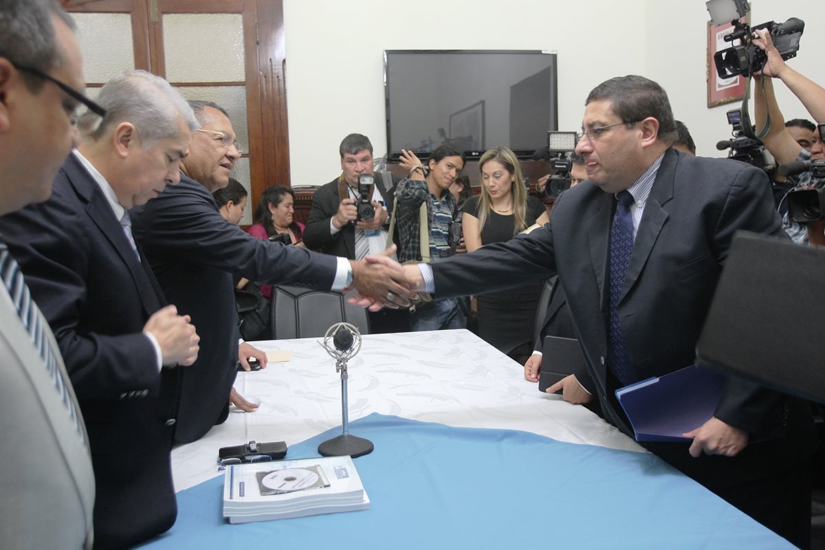 El Ministro de Finanzas saluda a las máximas autoridades del Congreso al entregar el proyecto de presupuesto.  (Foto PL-Esbin García)