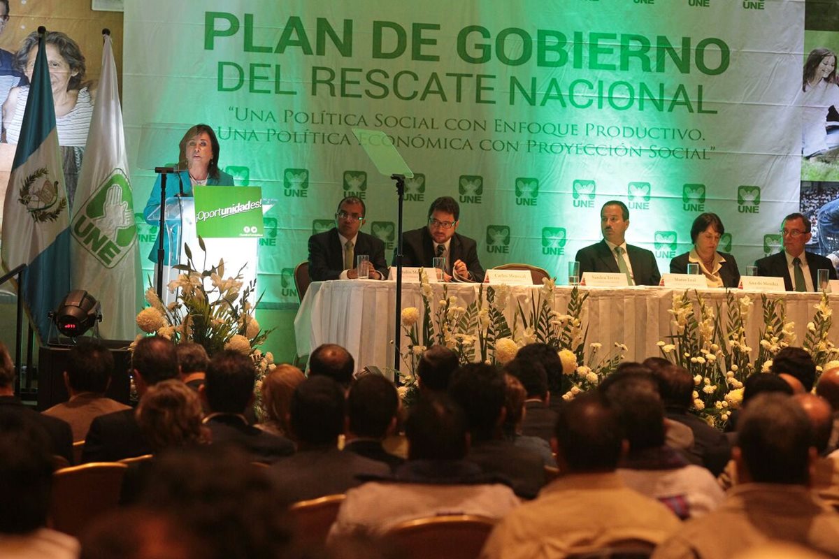 La presidenciable de UNE, Sandra Torres, explica el proyecto. (Foto Prensa Libre: Álvaro Interiano)