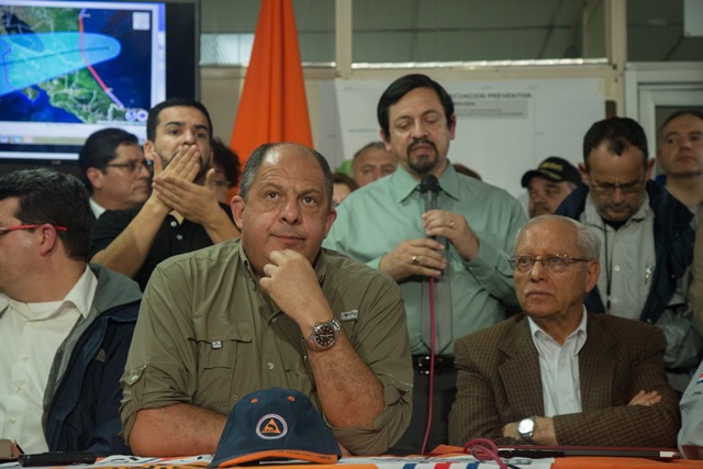 Luis Guillermo Solís, presidente de Costa Rica, confirma muertos y desaparecidos por huracán Otto. (Foto Prensa Libre: EFE)