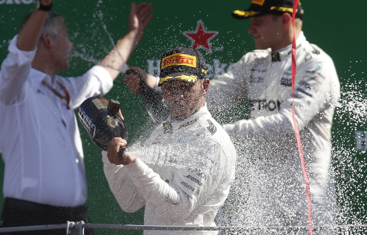 Lewis Hamilton no se cansa de ganar y romper récords en la F1. (Foto Prensa Libre: AP)