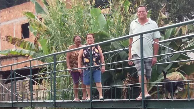 El puente, construido bajo la iniciativa de Manoelina dos Santos, Juracy da Conceição y Adalto José Soares, ahorra a los vecinos 2 kilómetros de camino para llegar a la zona comercial. DIVULGACIÓN