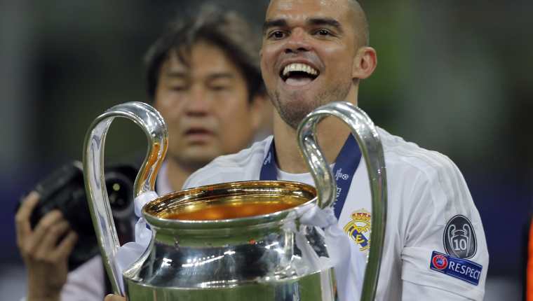Pepe festejó la Duodécima con la afición madridista siendo su último título con el equipo blanco. (Foto Prensa Libre: AP)