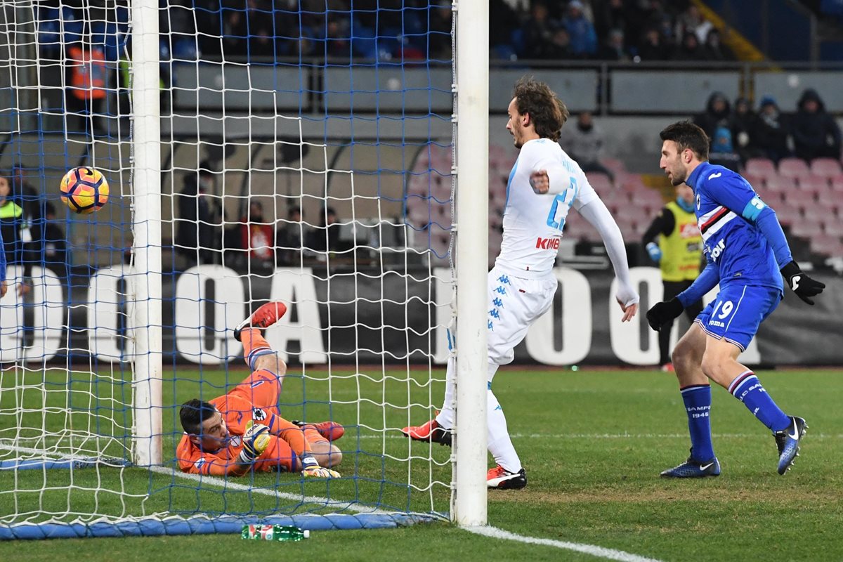 El jugador de Nápoli, Manolo Gabbiadini envía el balón al fondo de la red. (Foto Prensa Libre: AP)