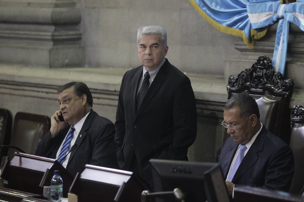 Luis Rabbé durante la sesión plenaria en el Congreso de la República. (Foto Prensa Libre: Archivo)