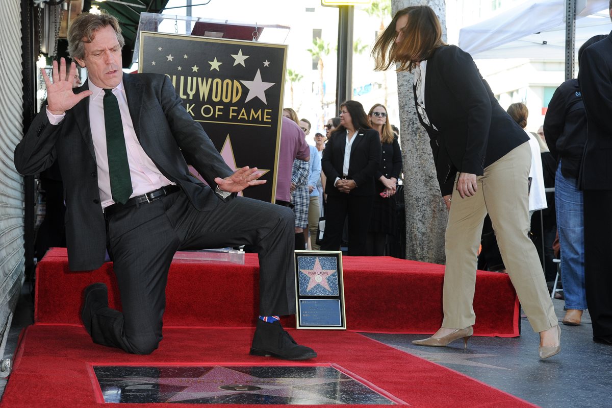 Hugh Laurie muestra su entusiasmo por su estrella en el Paseo de la Fama en Hollywood. (Foto Prensa Libre: EFE)