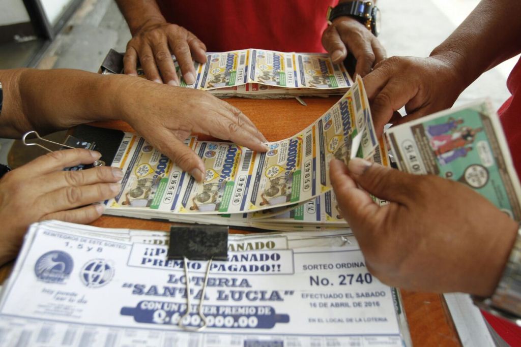 Los vendedores ofrecen en las calles los billetes para el sorteo del sábado 30 de abril. (Foto, Prensa Libre, Paulo Raquec).