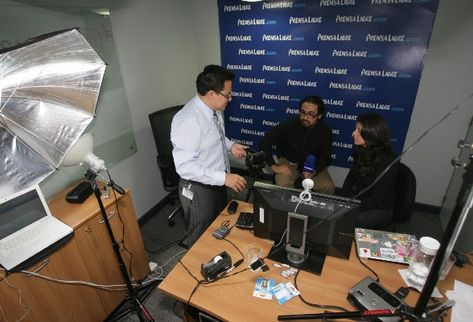 El reportero web Antonio Ixcot, Eswin Quiñónez, coeditor de Prensa Libre.com, y Stephanie Falla,  durante la transmisión del foro virtual que abordó el tema de las redes sociales.