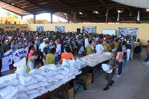 Pobladores reunidos en el salón municipal de Nueva Concepción, donde recibieron víveres. (Foto Prensa Libre: Enrique Paredes) <br _mce_bogus="1"/>