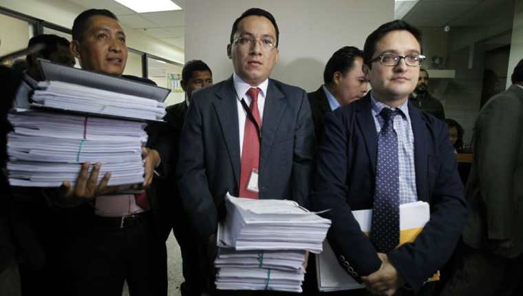 Fiscales del Ministerio Público entregan solicitud de antejuicio contra magistrados. (Foto Prensa Libre: Paulo Raquec)
