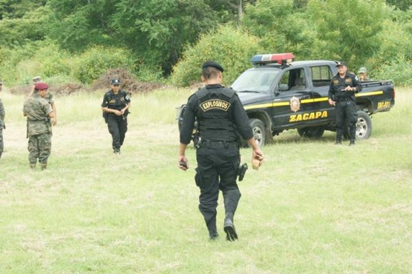 Un agente de la PNC de la división de explosivos traslada la granada de fragmentación. (Foto Prensa Libre: Edwin Paxtor)<br _mce_bogus="1"/>