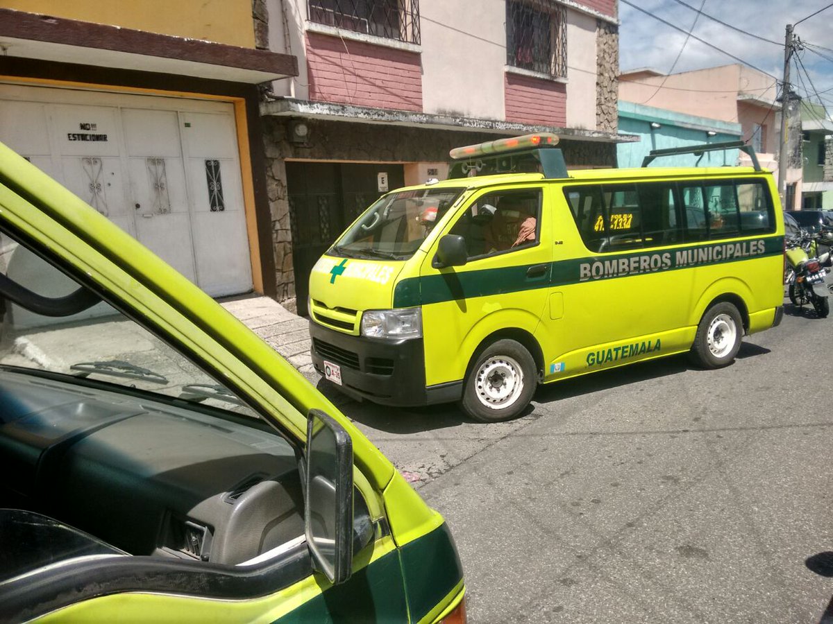 Un hombre murió en la vivienda ubicada en 18 avenida 25-84, colonia La Palmita, zona 5, luego de que lo atacaran en el mercado aledaño. (Foto Prensa Libre: Érick Ávila)