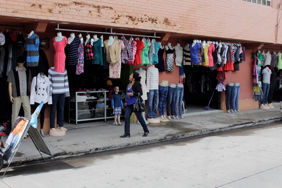 En la zona 3 de la ciudad de Quetzaltenango, negocios de pacas están ubicados cerca de las paradas de autobuses para atraer mayor cantidad de clientes. (Foto Prensa Libre: María José Longo)