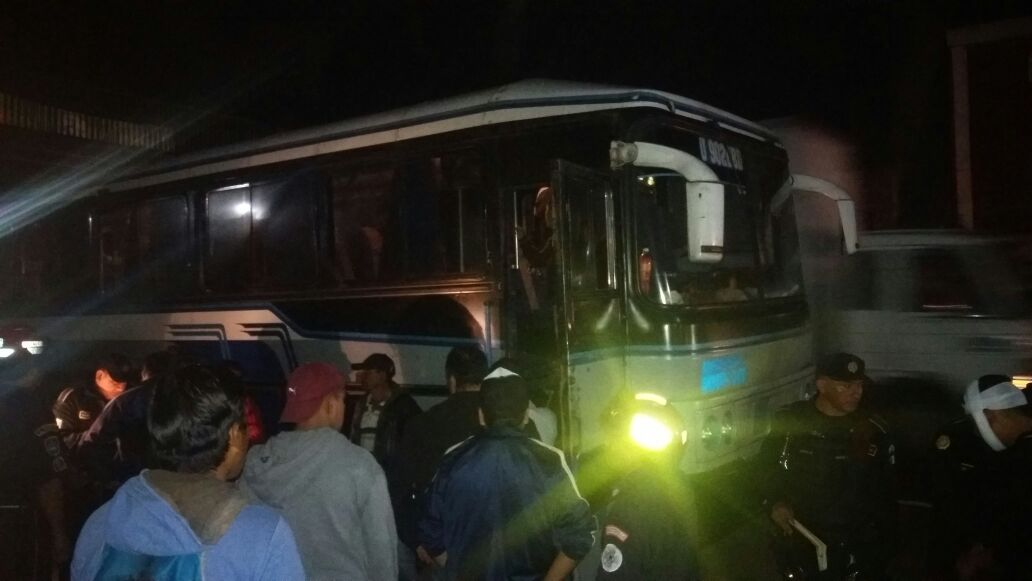Asalto a bus deja una persona herida y varias con crisis nerviosa, camioneta se detiene en El Tejar, Chimaltenango. (Foto Prensa Libre: Víctor Chamalé)
