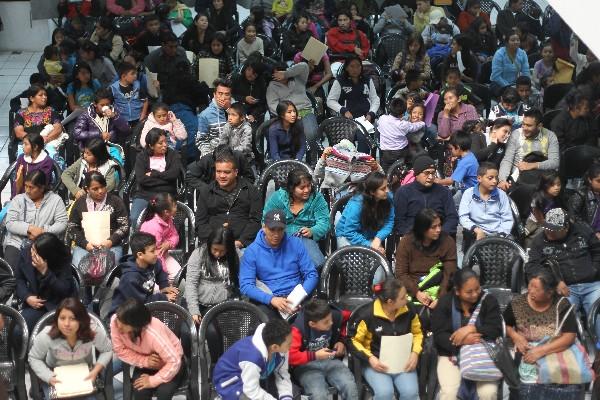 Cientos de padres de familia  acuden a la sede del Renap  en el centro comercial   Corea Center, zona 7, para tramitar el DPI de sus hijos.