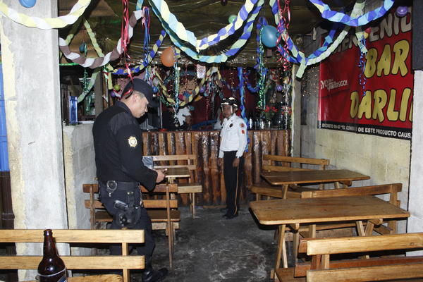 Aura Hernández, dueña de una venta de licor en Chimaltenango fue baleada al negarse a entregar dinero y joyar a un delincuente (foto Prensa Libre: Víctor Chamale)<br _mce_bogus="1"/>