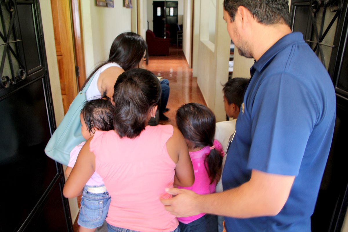 Los cuatro hermanos son puestos a salvo por personal de la PDH, en Retalhuleu.(Foto Prensa Libre: Rolando Miranda)