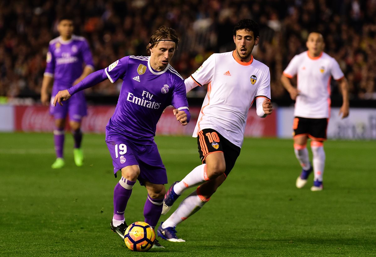Los partidos en Mestalla siempre se le complican de más al Real Madrid. (Foto Prensa Libre: EFE)