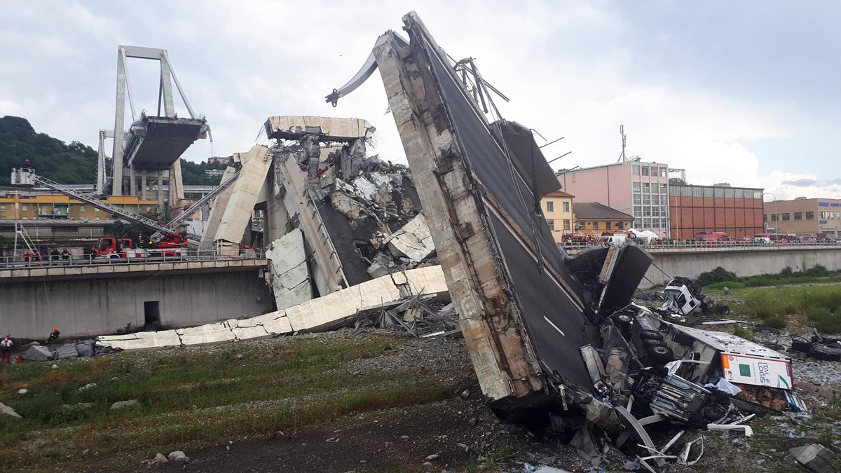 Servicios de emergencia trabajan entre los escombros tras el derrumbe de un viaducto en Génova, Italia, donde murieron al menos 22 personas. (Foto Prensa Libre: EFE)