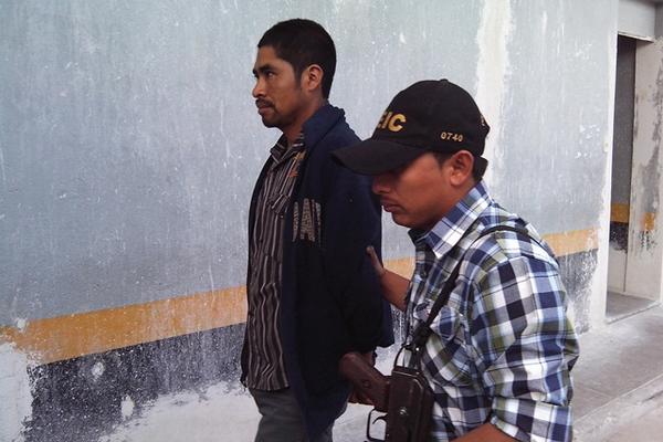 Tereso de Jesús Hernández, uno de los dos sindicados de la muerte de un hombre, ingresa a la Comisaría 22, en Jalapa. (Foto Prensa Libre: Hugo Oliva) <br _mce_bogus="1"/>