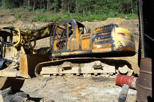 Una de las máquinas que fueron quemadas  el 20 de agosto último, en Santa Eulalia. (Foto Prensa Libre: Mike Castillo) 