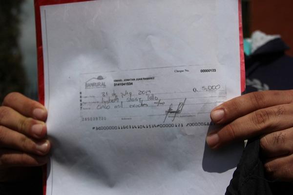 Los afectados denuncian cobros a cambio de plazas de trabajo. (Foto Prensa Libre)