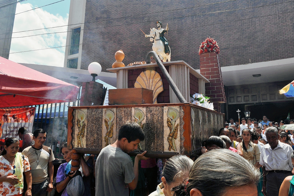 La imagen de Santiago Apóstol es sacado en procesión el 25 de julio, día del patrono de Coatepeque, Quetzaltenango. (Foto Prensa Libre: Édgar O. Girón)