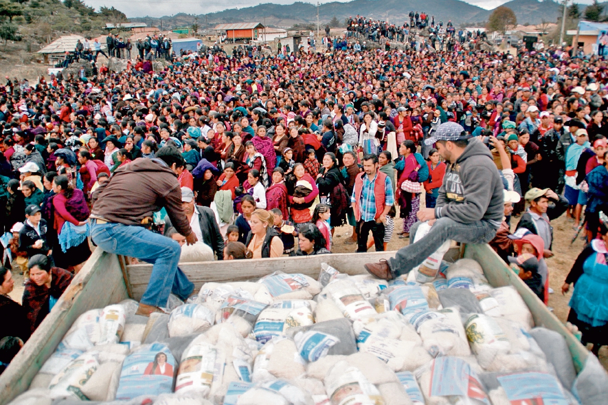 En marzo último, el presidente Otto Pérez Molina entregó bolsas seguras en Huehuetenango, las cuales fueron cambiadas y llevaban la foto de Sinibaldi.