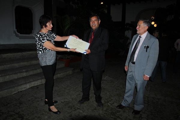 Carlos Rafael  Álvarez  recibe reconocimiento por su labor en defensa del patrimonio, en Antigua Guatemala. (Foto Prensa Libre: Miguel López)