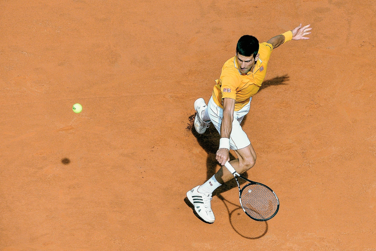 El serbio Novak Djokovic, durante el partido ante Nicolás Almagro. (Foto Prensa Libre: AFP).