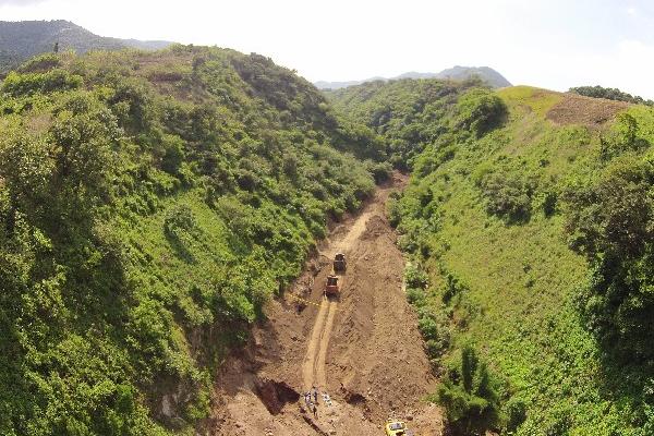 En el sitio conocido como La Arenera, Amatitlán,   siguen  las excavaciones para ubicar a más víctimas atribuidas a la banda Sierra Ovando. (Foto Prensa Libre: Archivo)