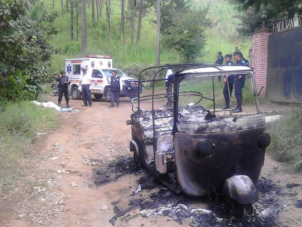 Mototaxi queda destruido luego de que desconocidos lo incendiaran y mataran a una persona a pocos metros, en Chimaltenango. (Foto Prensa Libre: Twitter)