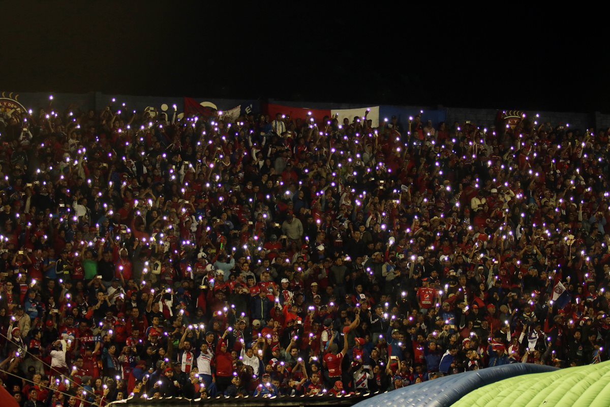 Los aficionados del estadio Mario Camposeco dieron todo su apoyo a los jugadores de Xelajú MC (Foto Prensa Libre: Carlos Ventura)