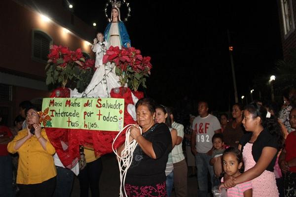 Feligreses participan en la procesión realizada en la ciudad de Jutiapa. (Foto Prensa Libre: Óscar González)
