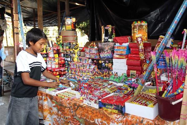 Un niño ordena una  venta   de juegos pirotécnicos    en la cabecera  de Retlahuleu.