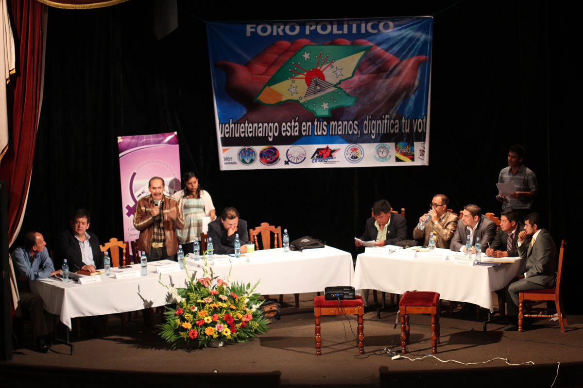 Candidatos a la alcaldía exponen planes de trabajo en la cabecera de Huehuetenango. (Foto Prensa Libre: Mike Castillo)