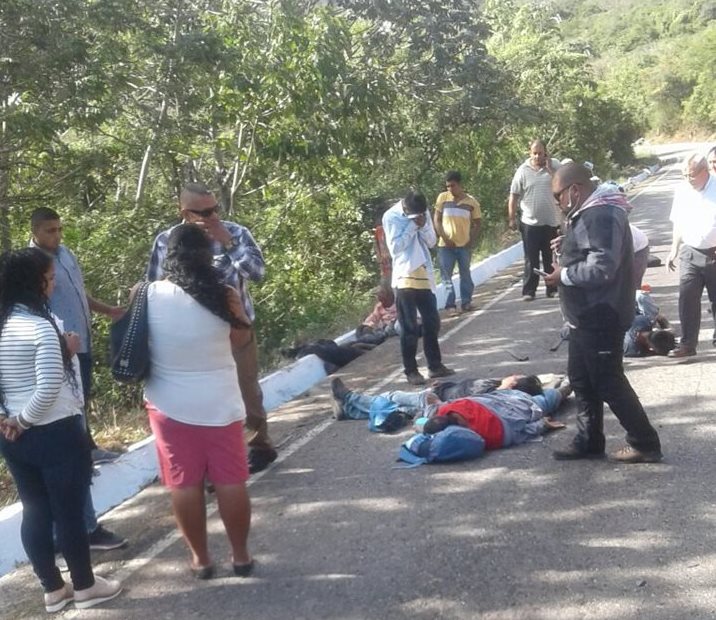 Automovilistas que pasaban por el lugar ayudaron a los heridos mientras llegaban los bomberos.(Foto Prensa Libre:cortesía)