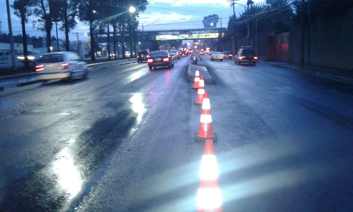 Tránsito en la 36 calle de la calzada Aguilar Batres. (Foto Prensa Libre: Santos Dalia)