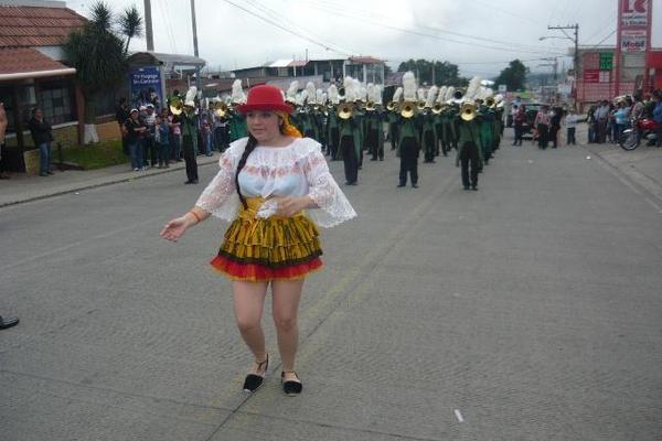 Estudiantes participan en el desfile inaugural de la feria patronal de la aldea San Rafael Soche, San Marcos. (Foto Prensa Libre: Genner Guzmán)