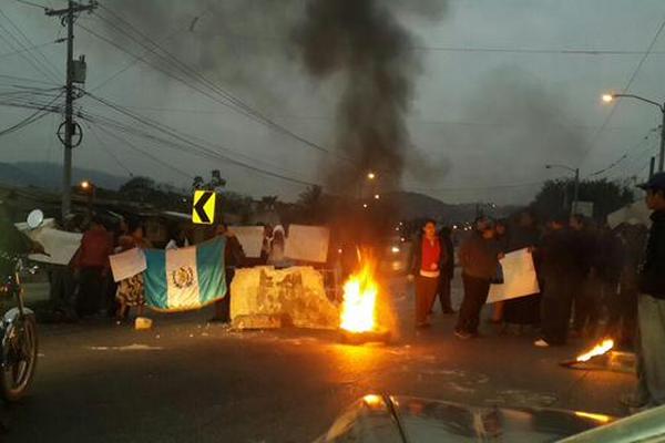 Padres de familia bloquearon un carril de ingreso a la capital, exigen maestros para escuela. (Foto Prensa Libre: @Khrriss)