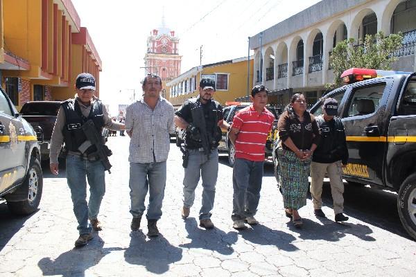 Agentes de  la Fuerza de Tarea de la PNC trasladan a la cárcel de Sololá a tres presuntos integrantes de la banda los Escorpiones.