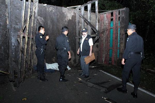 Autoridades inspeccionan el camión accidentado en el que murió Francisco Batz, en Retalhuleu. (Foto Prensa Libre: Rolando Miranda)