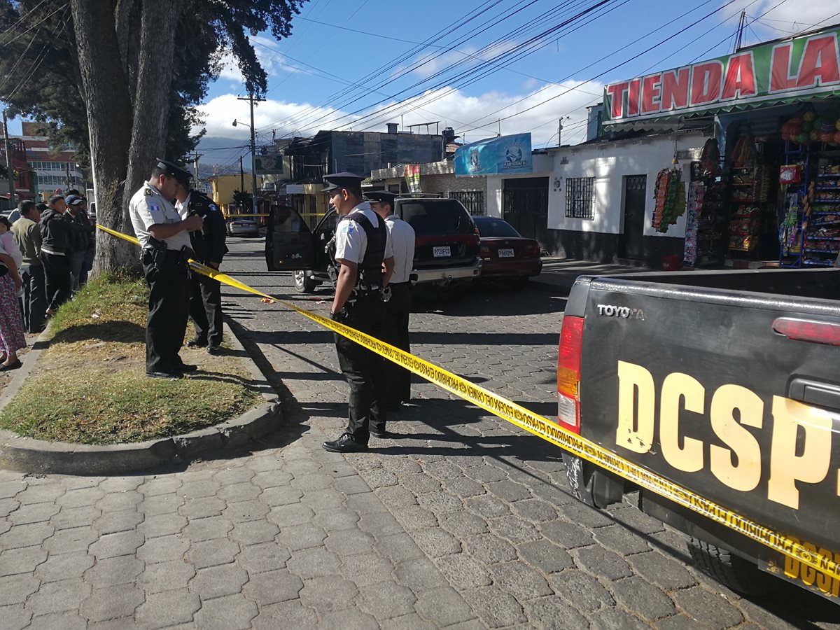 El ataque armado se registró frente a una tienda de la 24 avenida y 6a. calle de la zona 3 de Xelajú.   (Foto Prensa Libre: Fred Rivera)