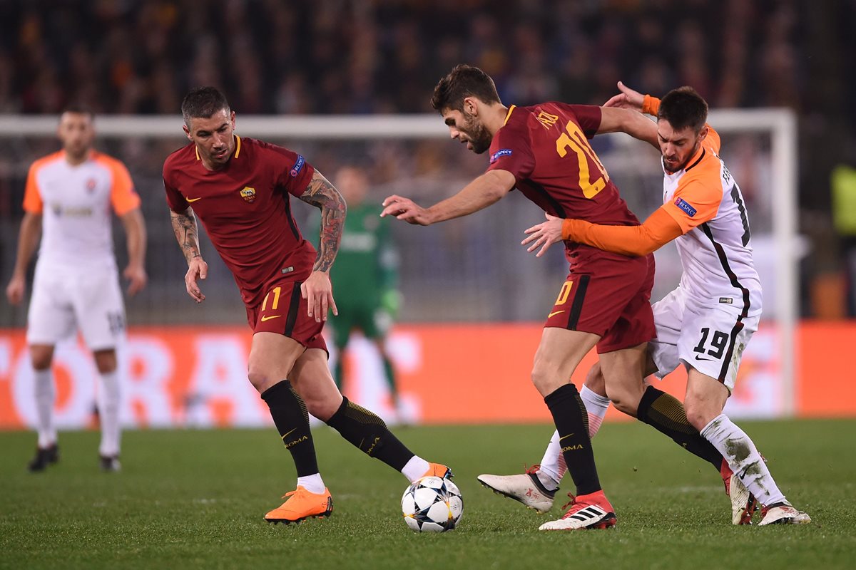 El argentino Facundo Ferreyra y su compatriota Federico Fazio pelean por el balón. (Foto Prensa Libre: AFP)