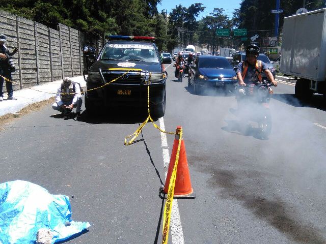 La PNC resguarda el lugar donde el cuerpo de un hombre fue lanzado desde un vehículo. (Foto Prensa Libre: Estuardo Paredes)