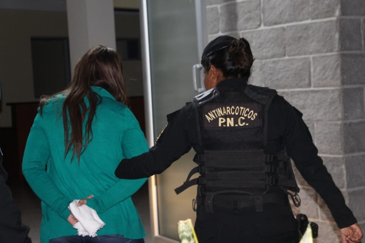 Jessica Vanessa Méndez Pineda al momento que de ser detenida en el operativo.(Foto Prensa Libre: PNC)