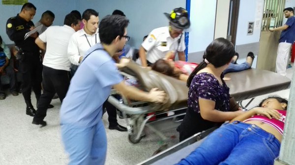 <span style="font-size: 12px;">Los heridos en la zona 6, fueron trasladados al hospital San Juan de Dios.( Foto Prensa Libre: CBM)</span>