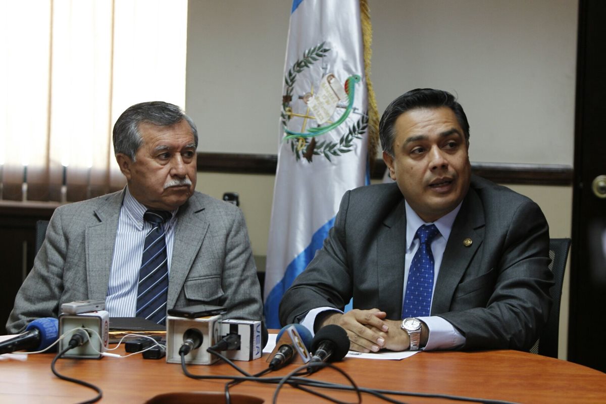 Javier Hernández —derecha—, justificó que él no prometió que no aceptaría tránsfugas en su bloque. (Foto Prensa Libre: Paulo Raquec)